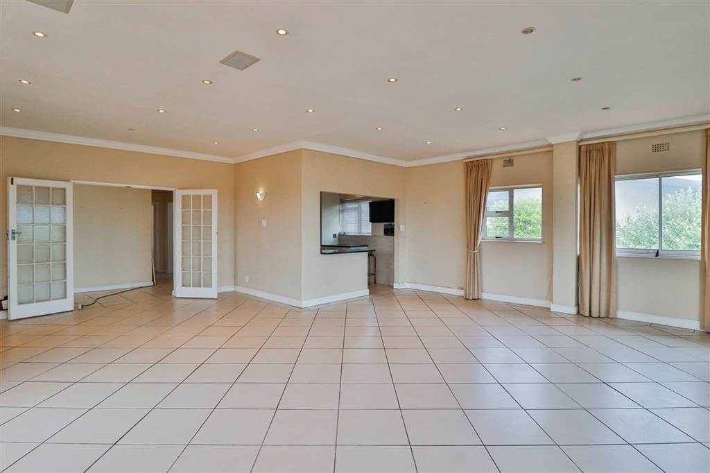 8 Bed House in Milnerton Central photo number 6