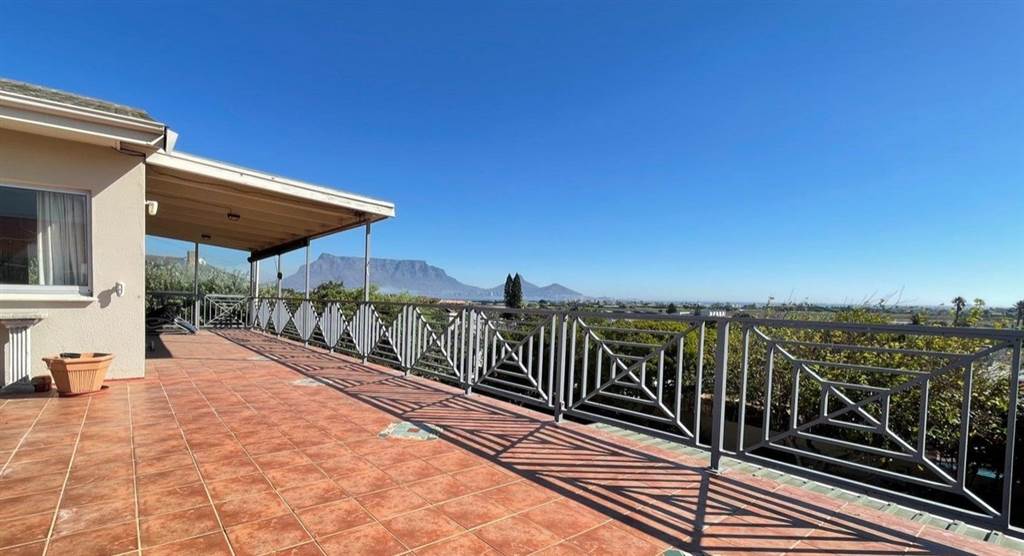 8 Bed House in Milnerton Central photo number 2