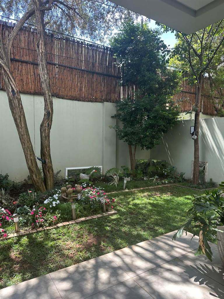 3 Bed Townhouse in Craighall Park photo number 6