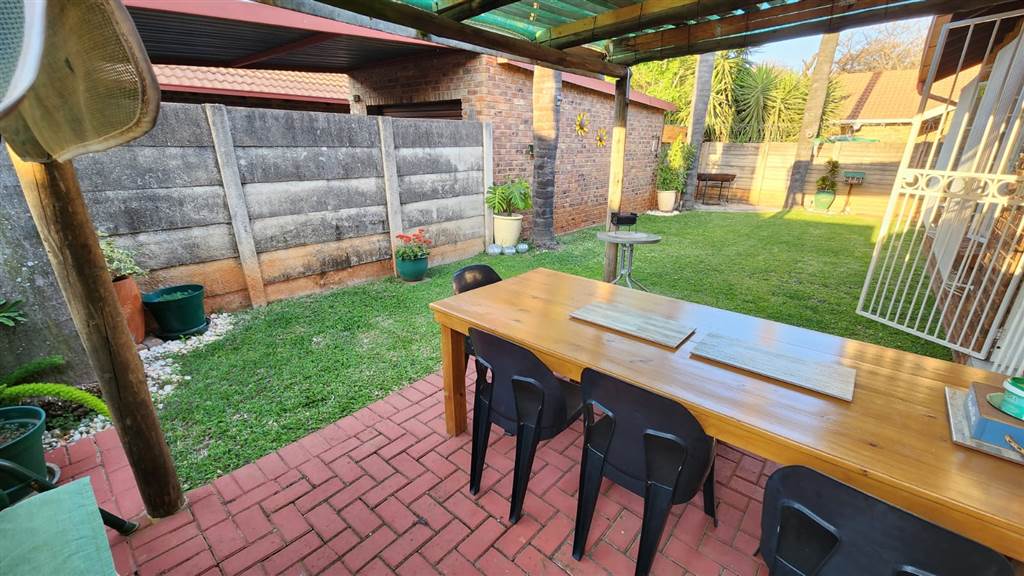 2 Bed Townhouse in Doornpoort and surrounds photo number 7