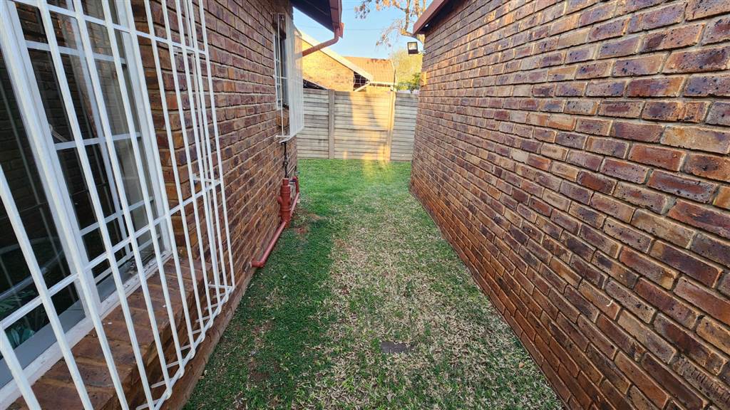 2 Bed Townhouse in Doornpoort and surrounds photo number 4
