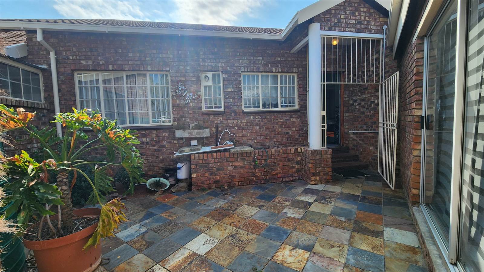 3 Bed Townhouse in Uitsig photo number 5