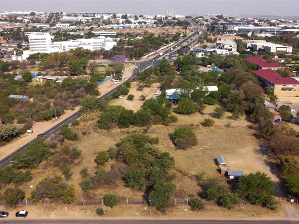 2.8 ha Land available in Waterfall Estate