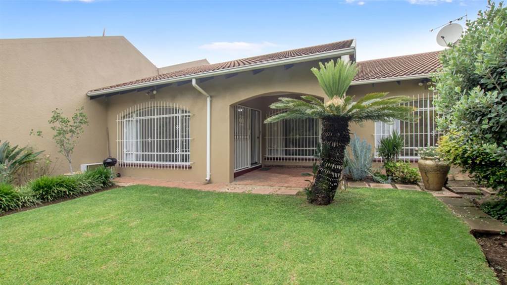 4 Bed Townhouse in Randpark Ridge photo number 8