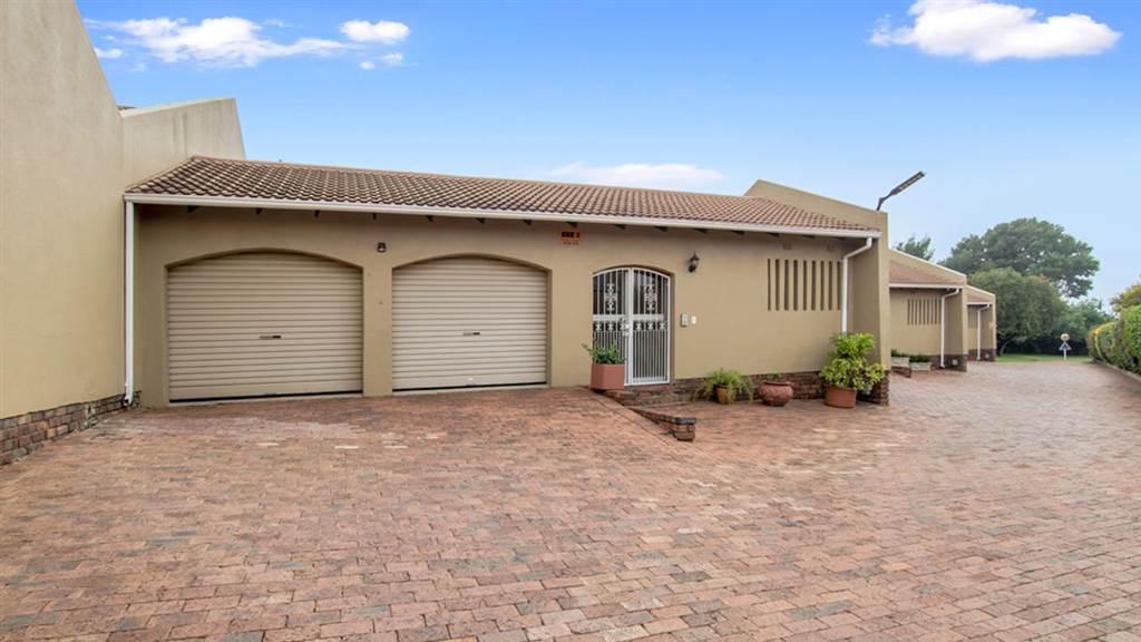 4 Bed Townhouse in Randpark Ridge photo number 23