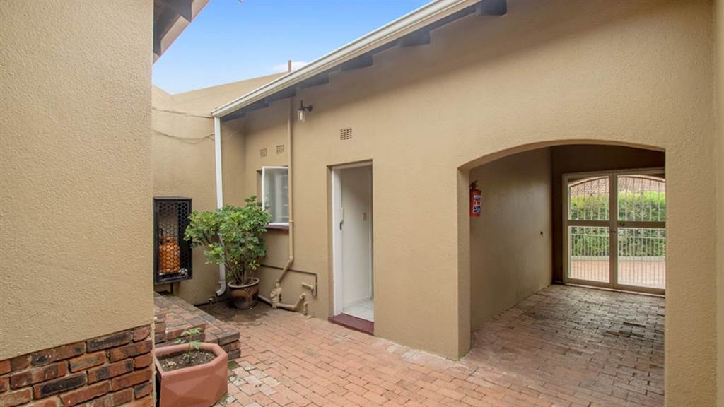 4 Bed Townhouse in Randpark Ridge photo number 18