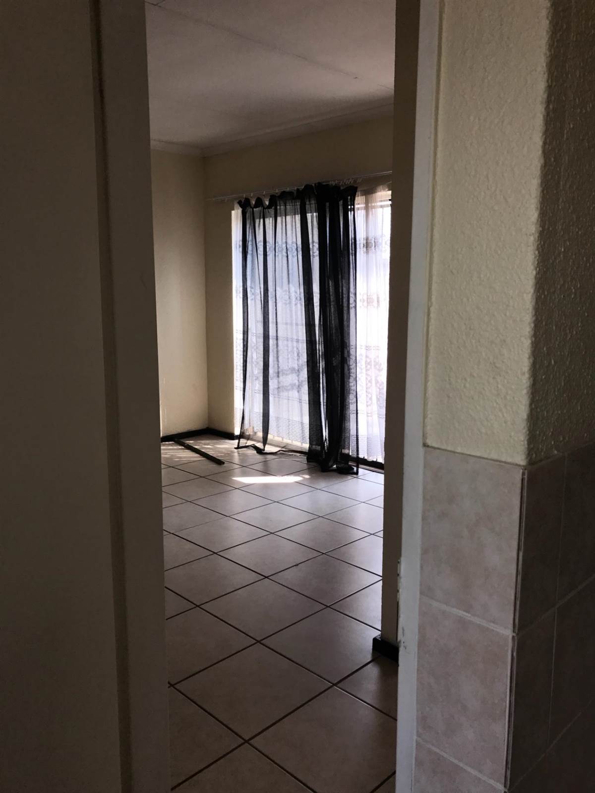 1 Bed Apartment in Ruimsig AH photo number 5