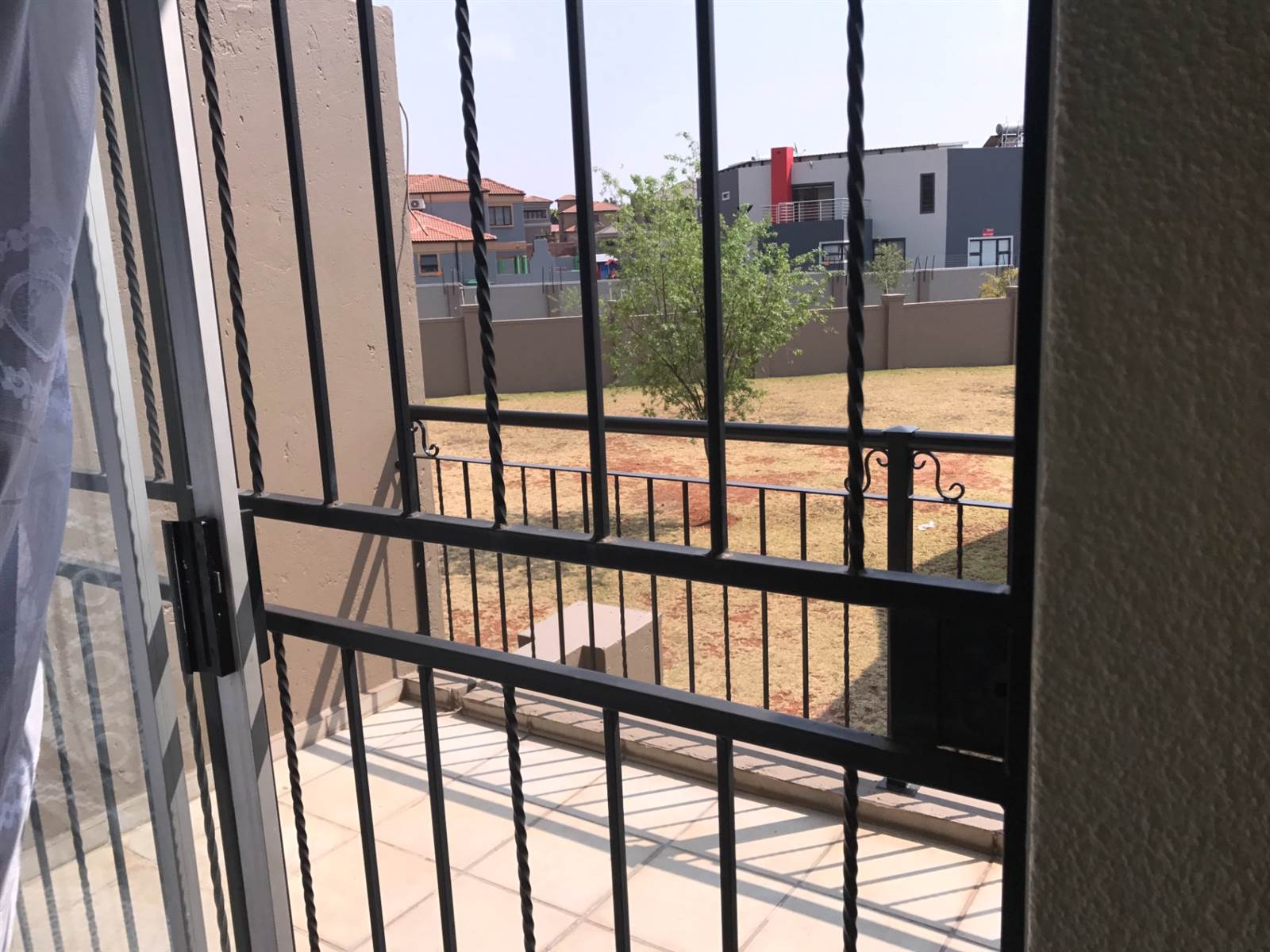 1 Bed Apartment in Ruimsig AH photo number 4