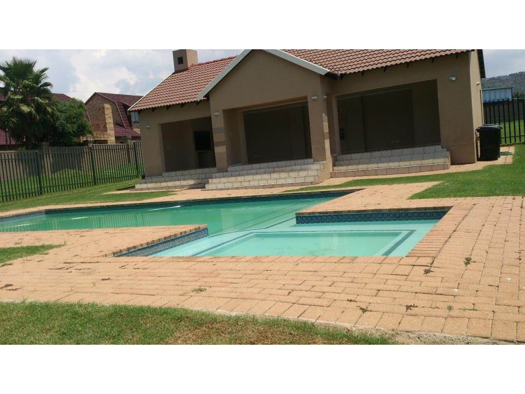 1 Bed Apartment in Ruimsig AH photo number 13