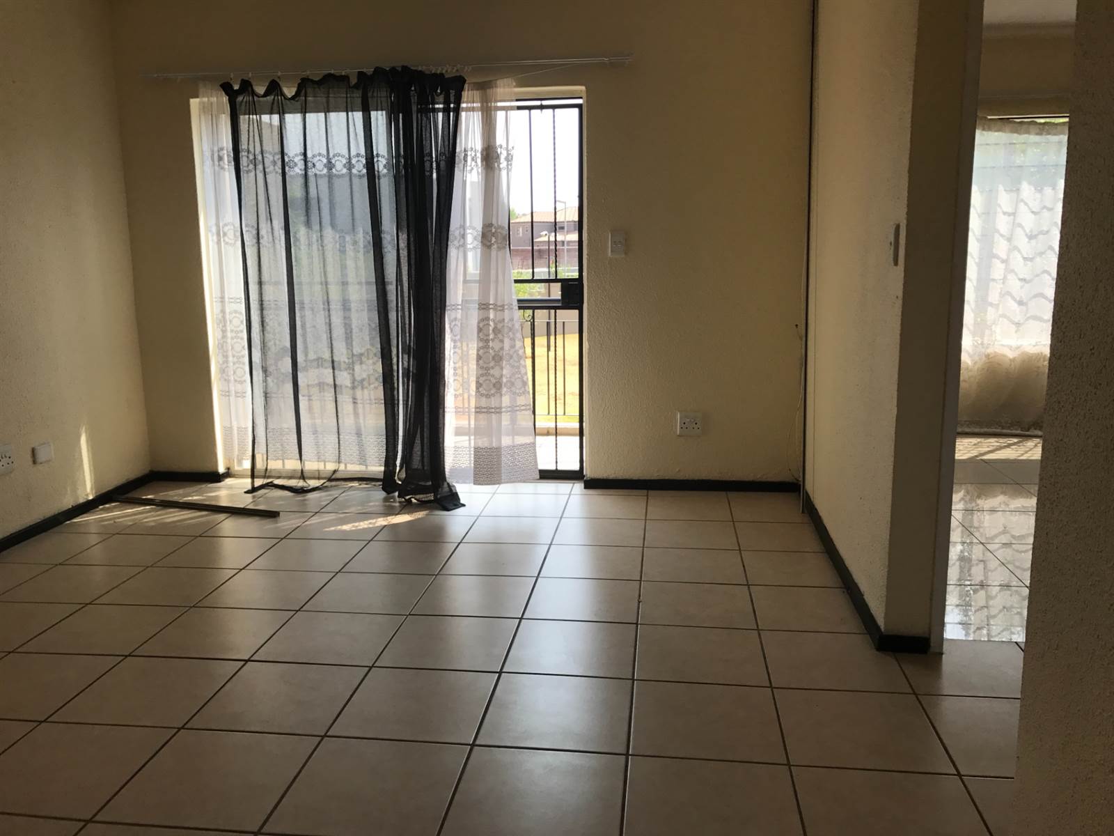1 Bed Apartment in Ruimsig AH photo number 2
