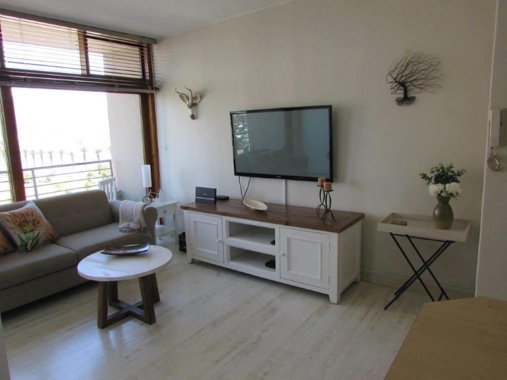 1 Bed Apartment in Milnerton Central photo number 3