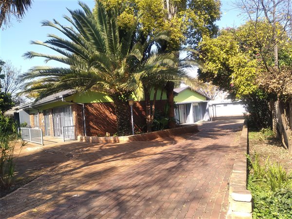 600  m² Commercial space in Clayville