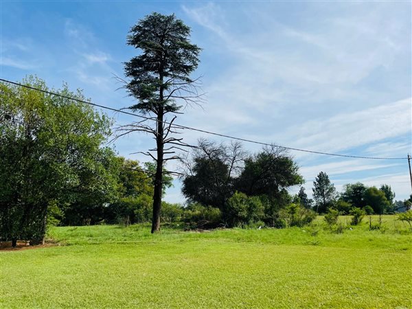 8565 m² Land available in Unitas Park