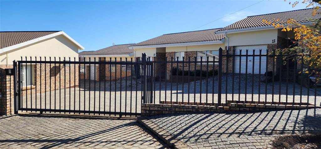 2 Bed Townhouse in Cradock photo number 1