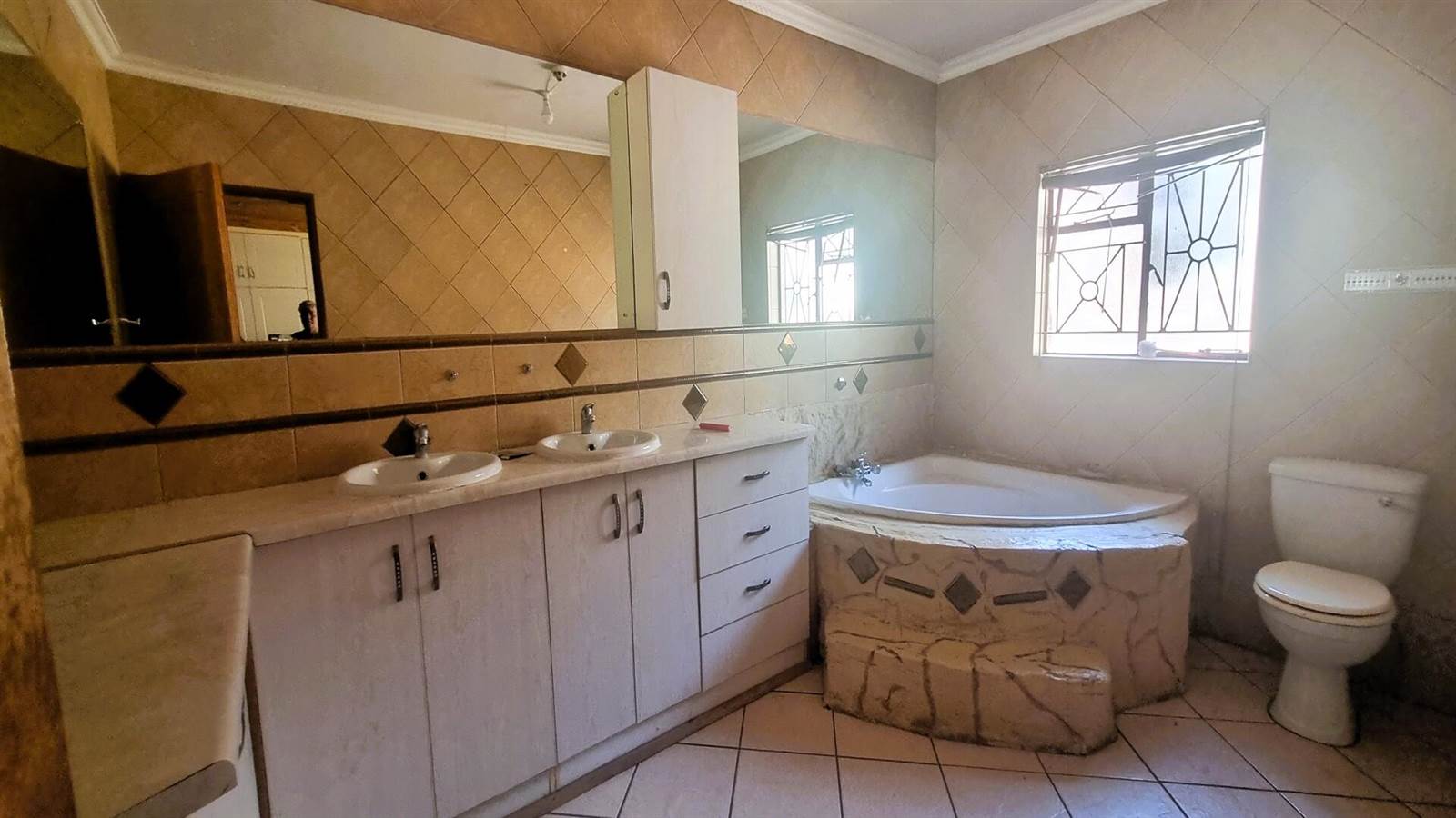 11 Bed House in Mafikeng photo number 6