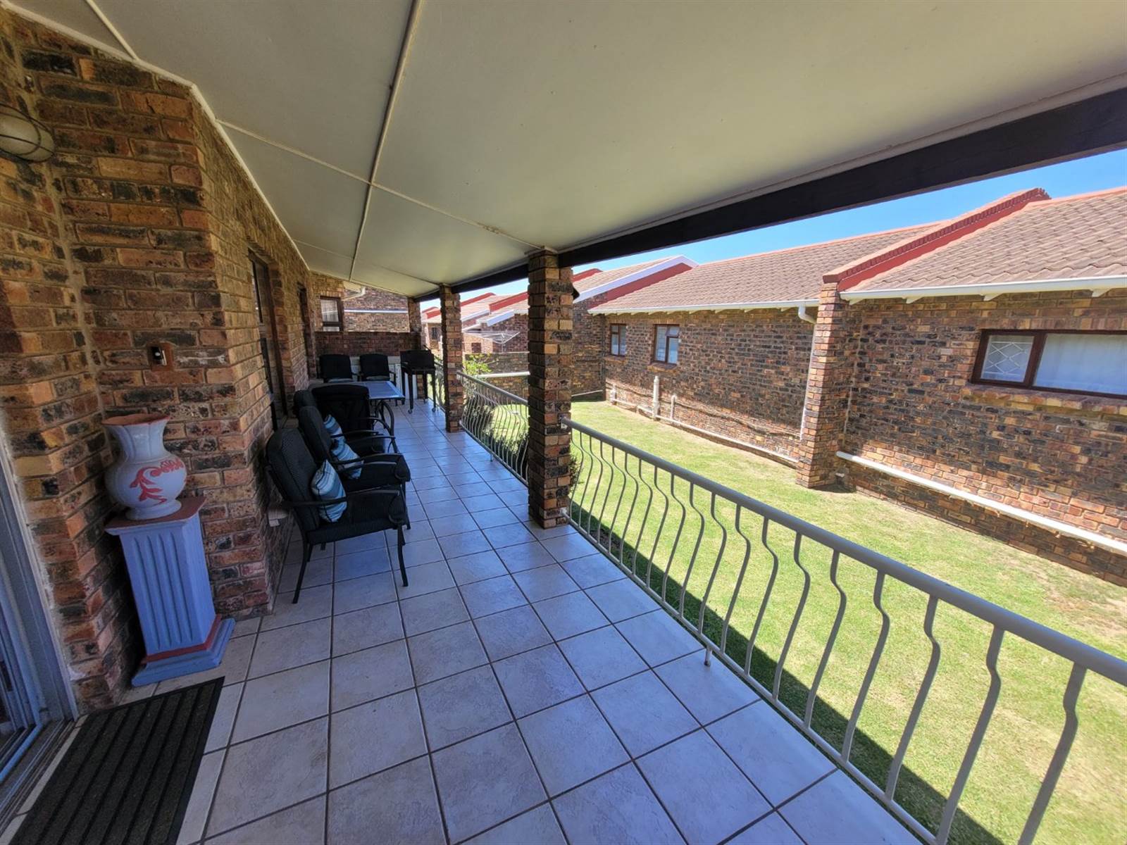 2 Bed Townhouse in Jeffreys Bay photo number 8