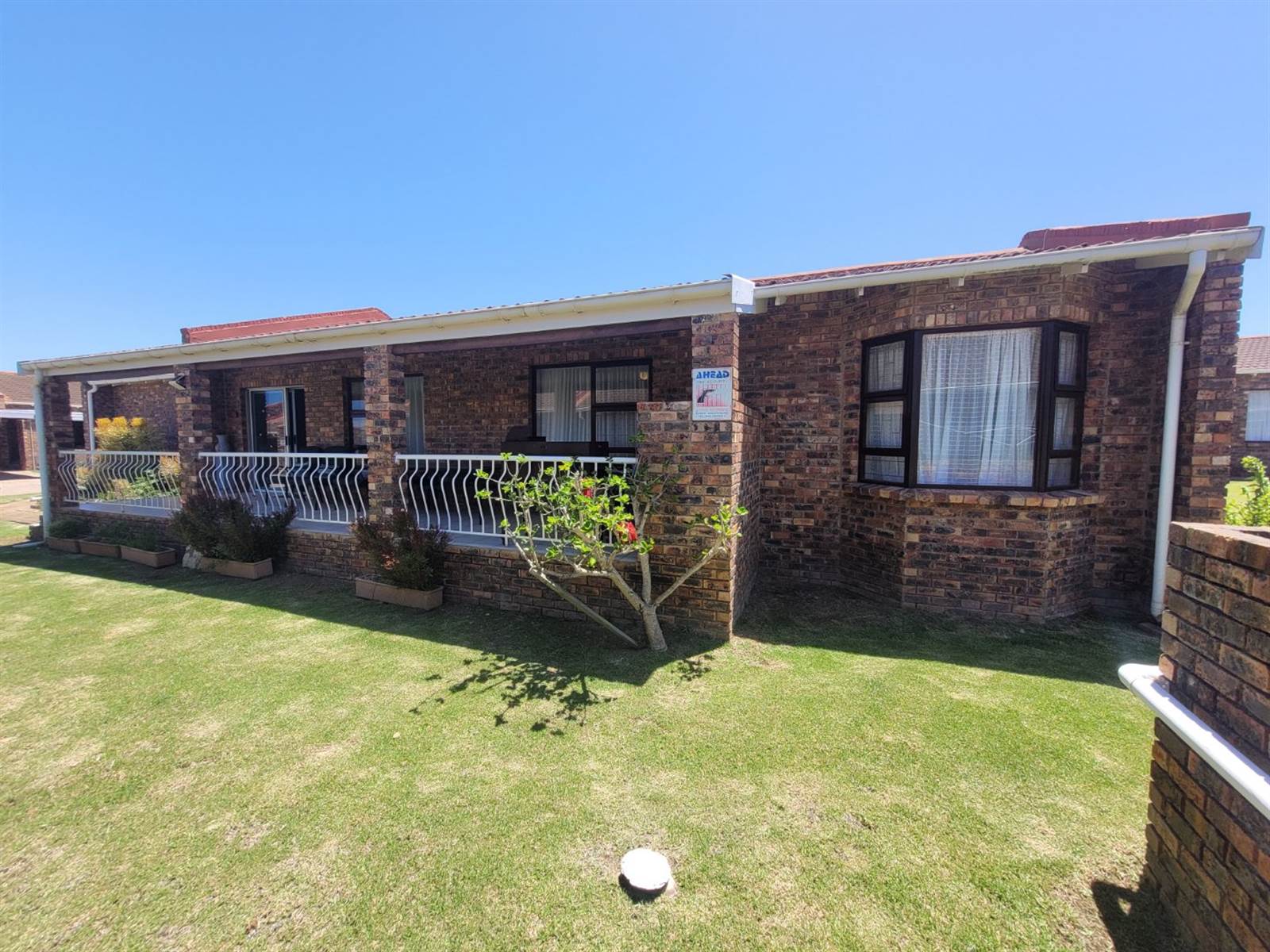 2 Bed Townhouse in Jeffreys Bay photo number 2