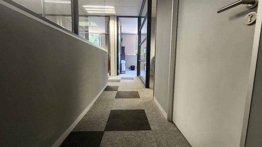 277  m² Commercial space in Lynnwood photo number 5