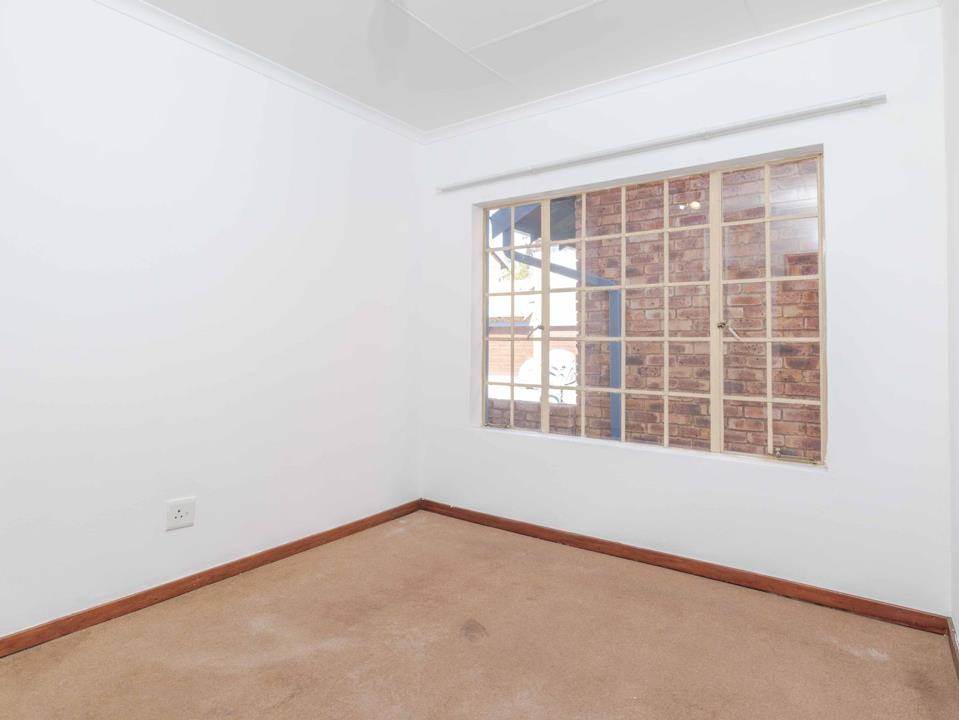 2 Bed Apartment in Greenstone Hill photo number 10
