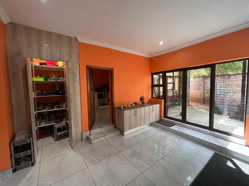 6 Bed House in Raslouw photo number 11