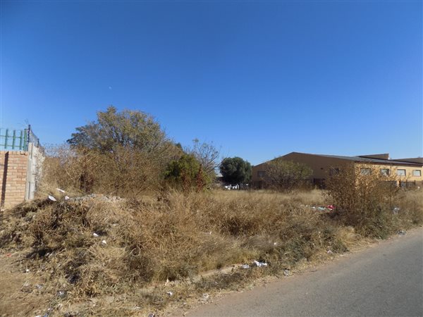 2155 m² Land available in Ladanna