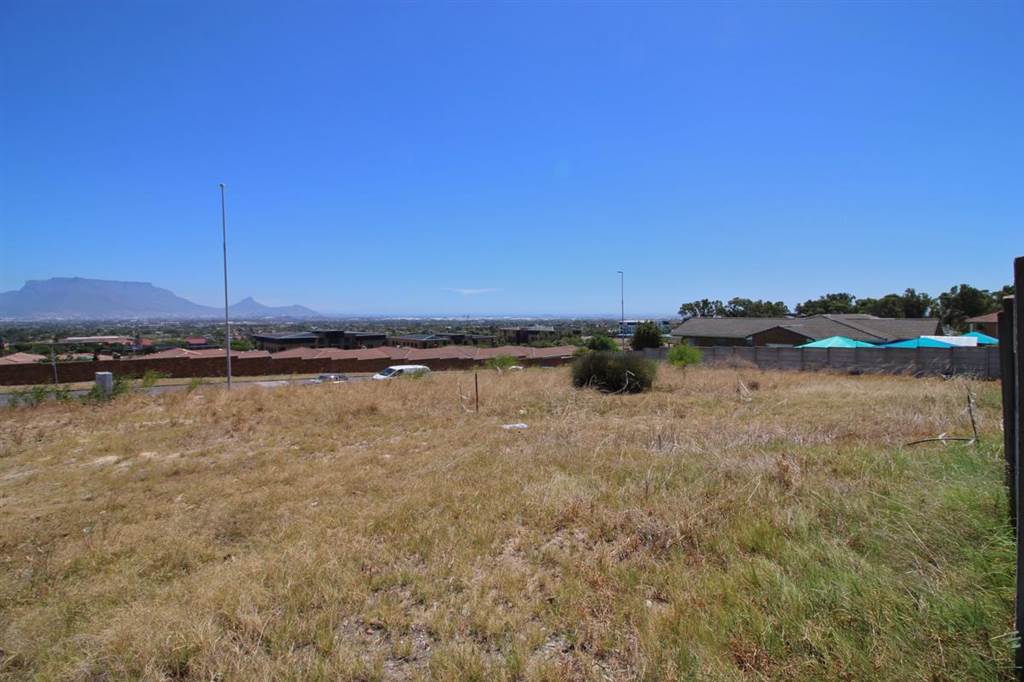 948 m² Land available in Plattekloof photo number 1