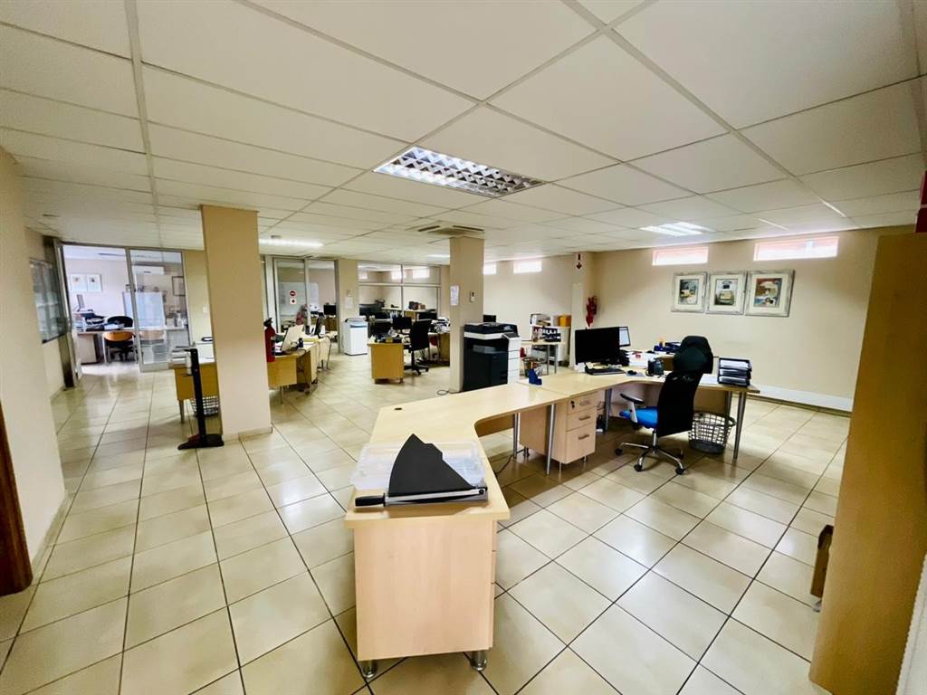 350  m² Commercial space in New Redruth photo number 6