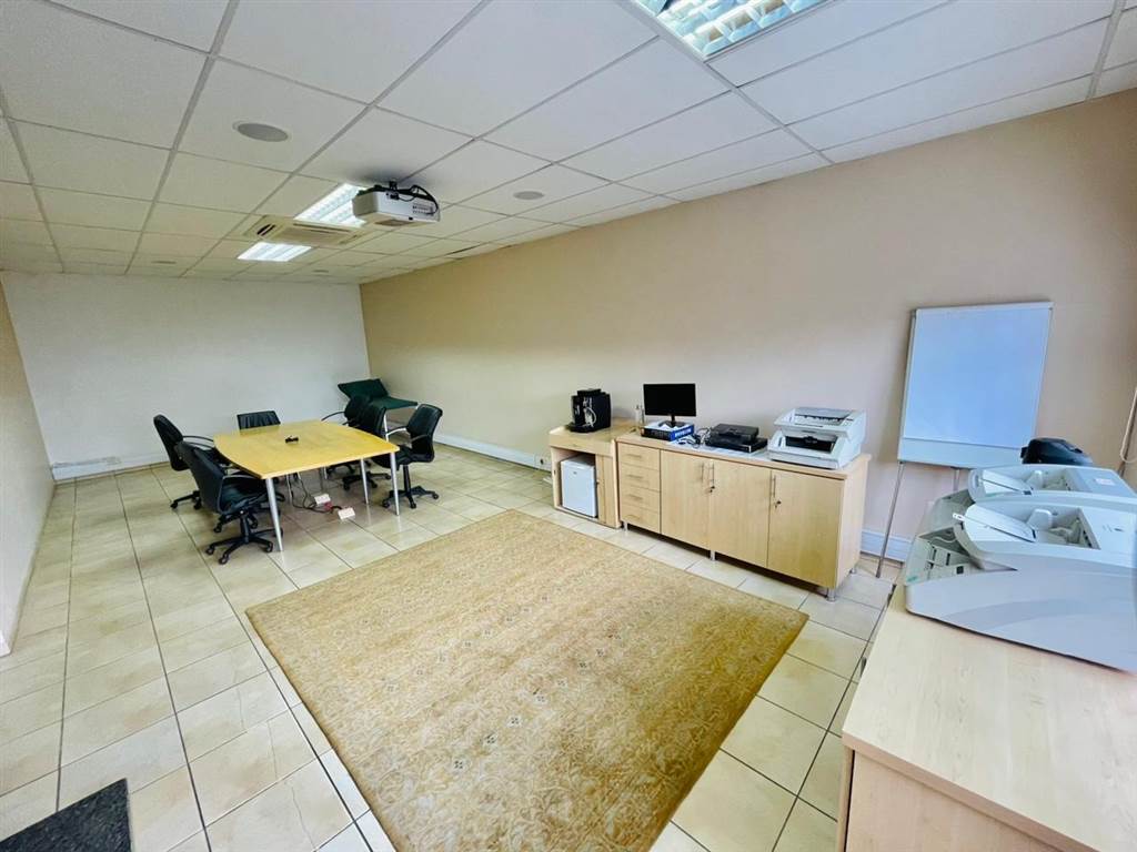 350  m² Commercial space in New Redruth photo number 11