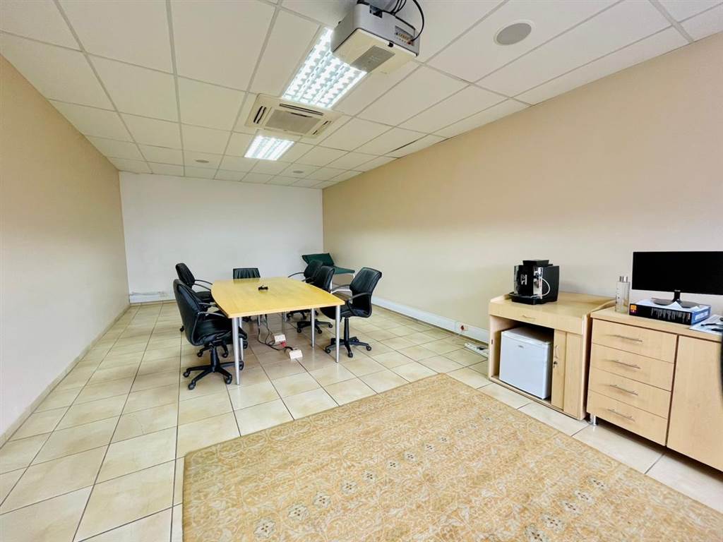 350  m² Commercial space in New Redruth photo number 12