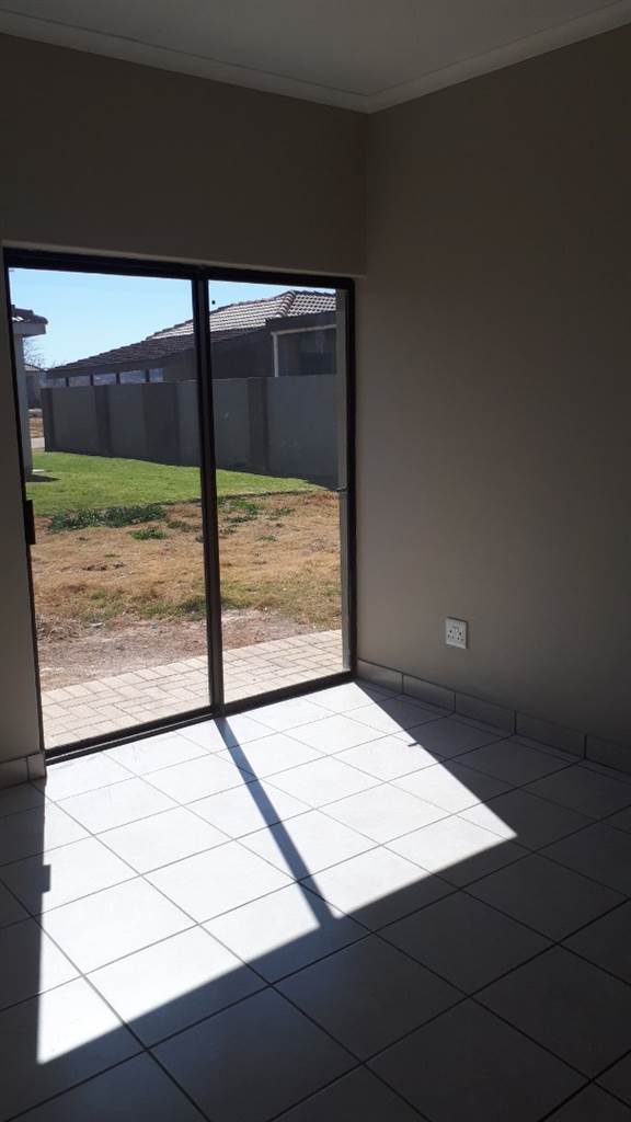 3 Bed Townhouse in Mooivallei Park photo number 19