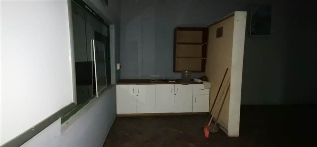 300  m² Commercial space in Louis Trichardt photo number 11