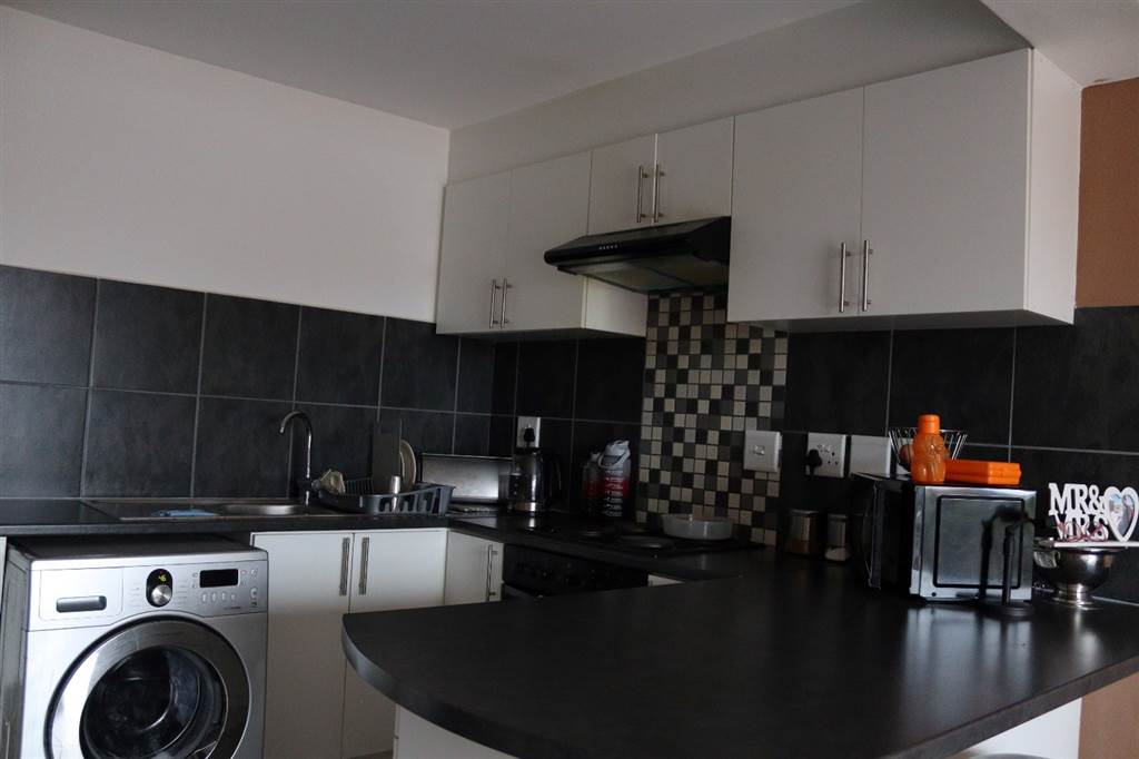 2 Bed Apartment in Stratford Green photo number 6