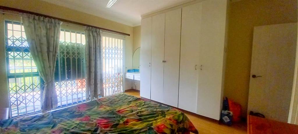 2 Bed Apartment in Uvongo photo number 15