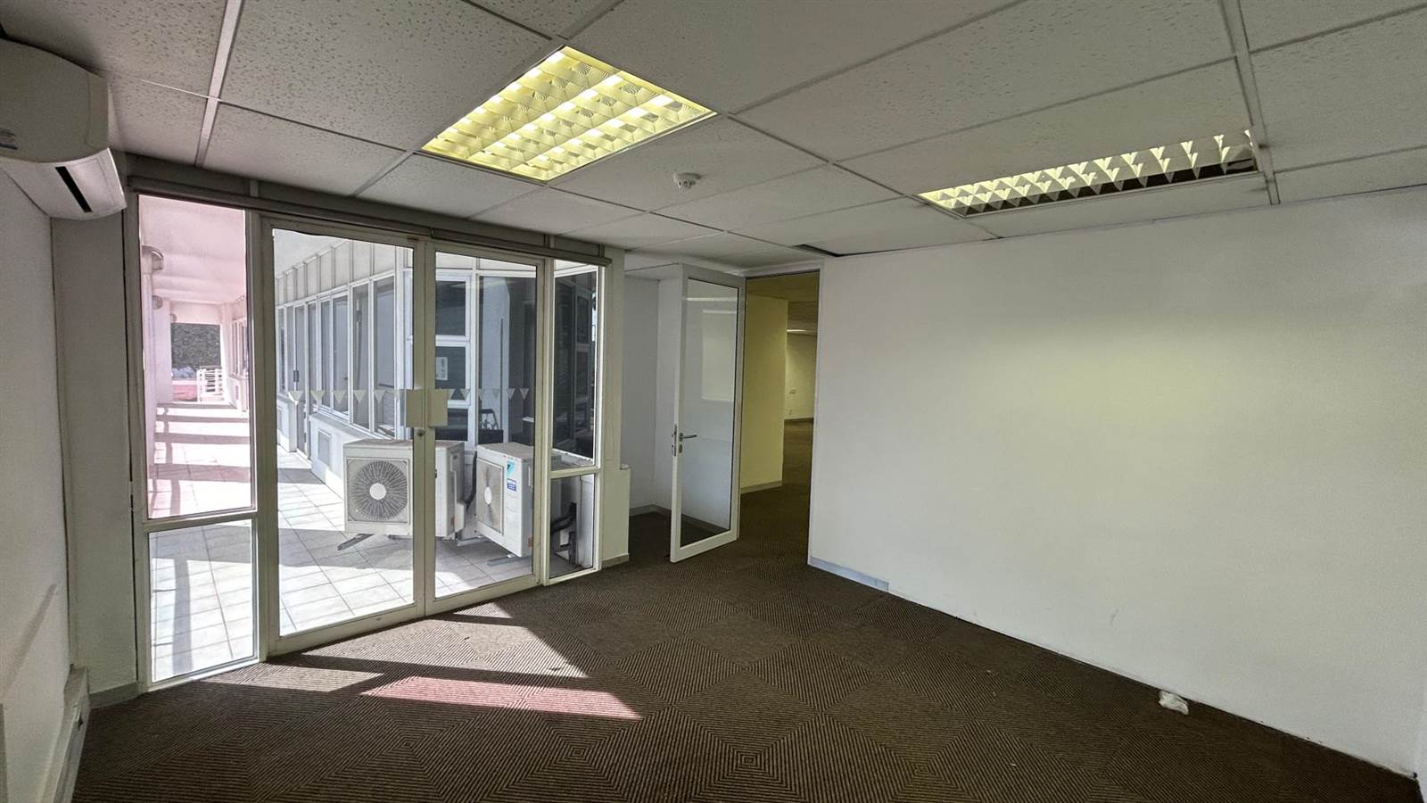 977  m² Office Space in Mouille Point photo number 18