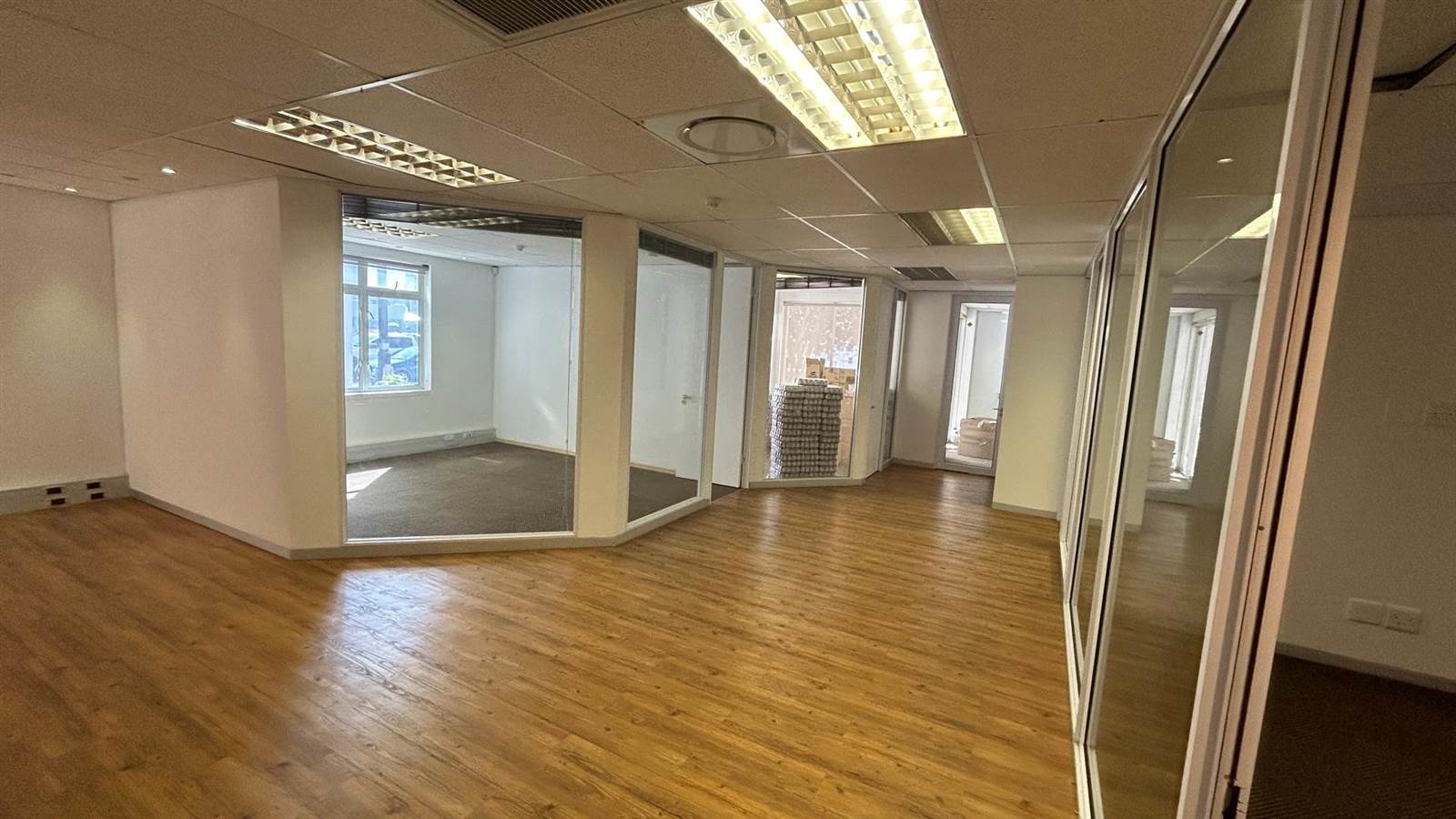 977  m² Office Space in Mouille Point photo number 7