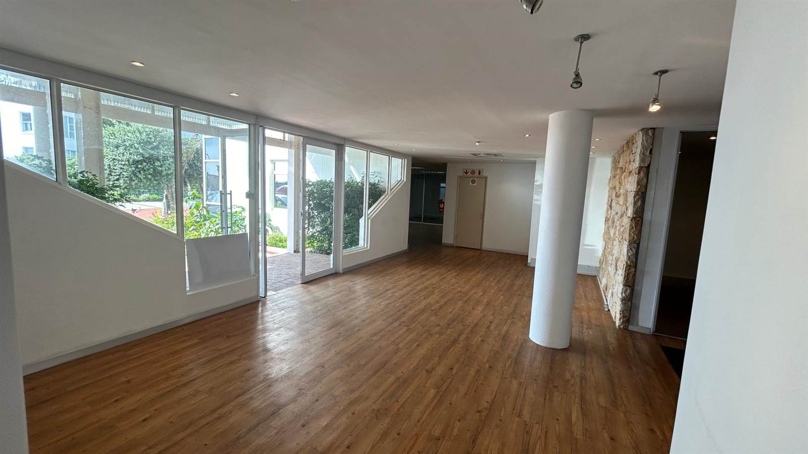 977  m² Office Space in Mouille Point photo number 10