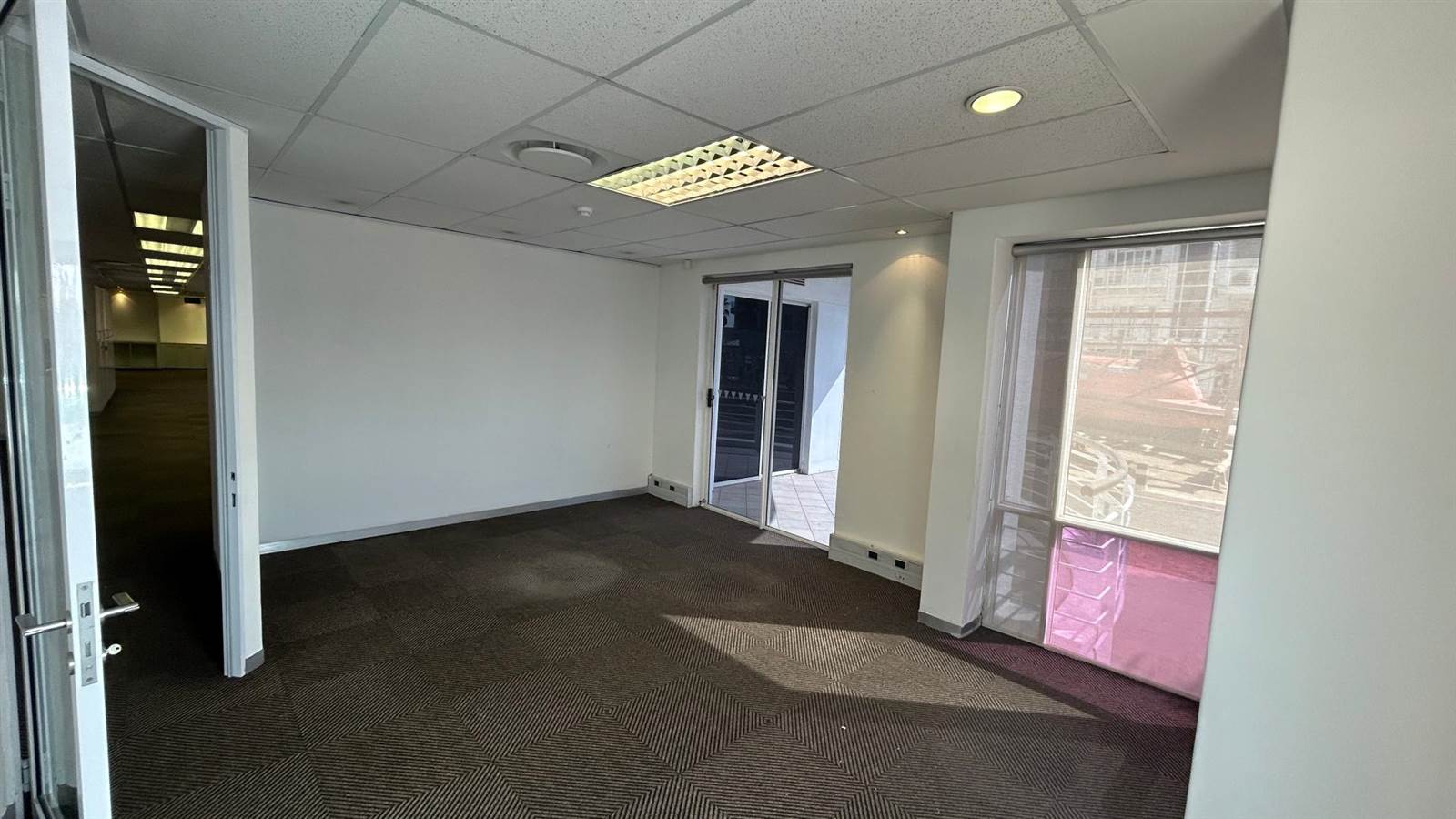 977  m² Office Space in Mouille Point photo number 12
