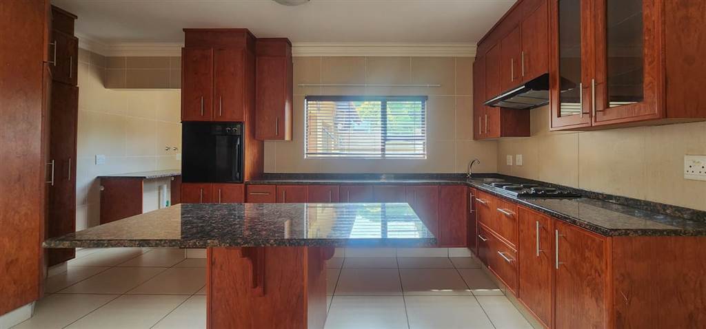 3 Bed Townhouse in Wilkoppies photo number 5