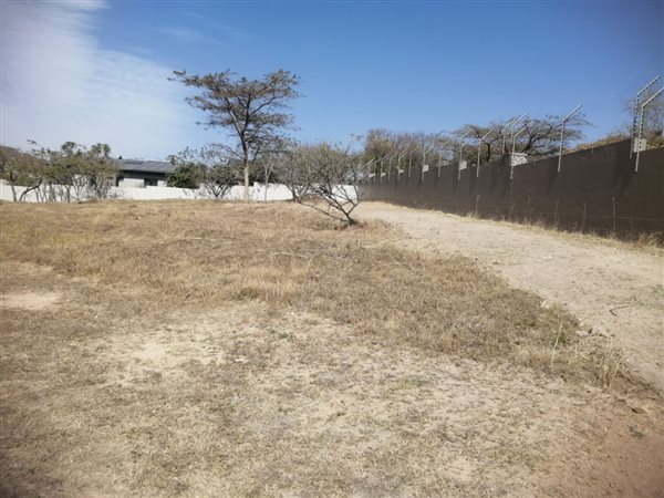 1 606 m² Land