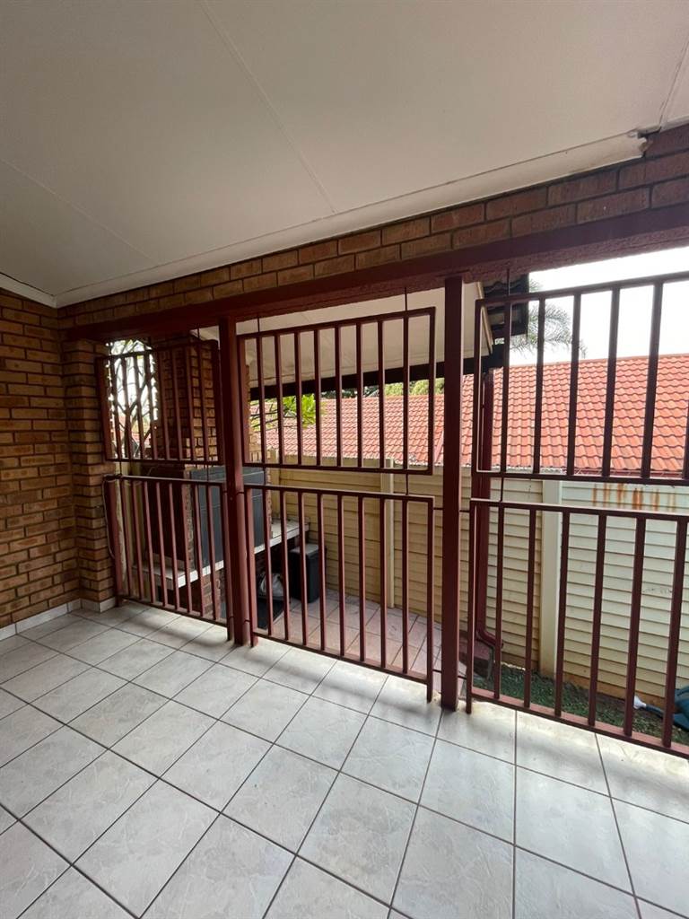 2 Bed Apartment in Waterkloof Park photo number 5
