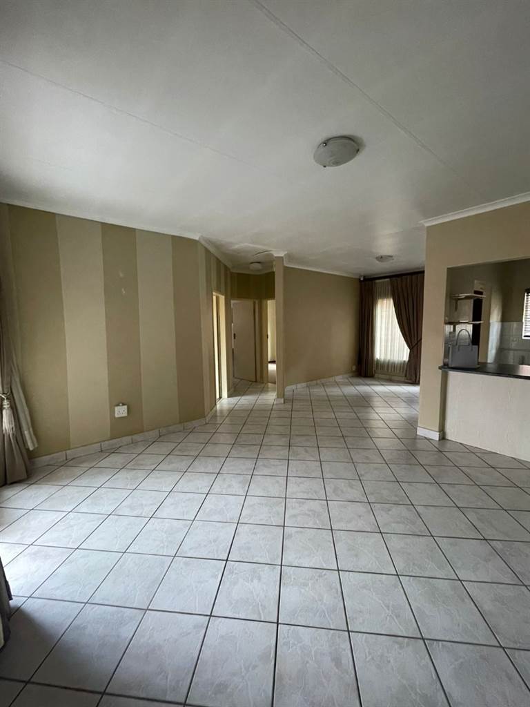 2 Bed Apartment in Waterkloof Park photo number 1
