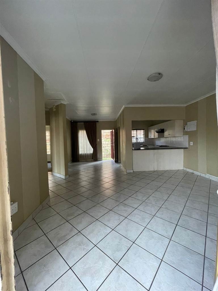 2 Bed Apartment in Waterkloof Park photo number 2