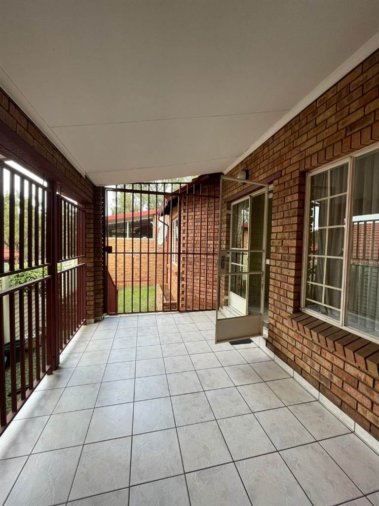 2 Bed Apartment in Waterkloof Park photo number 4