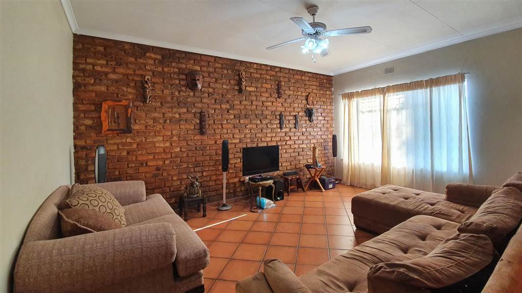3 Bed Townhouse in Middelburg Central photo number 12