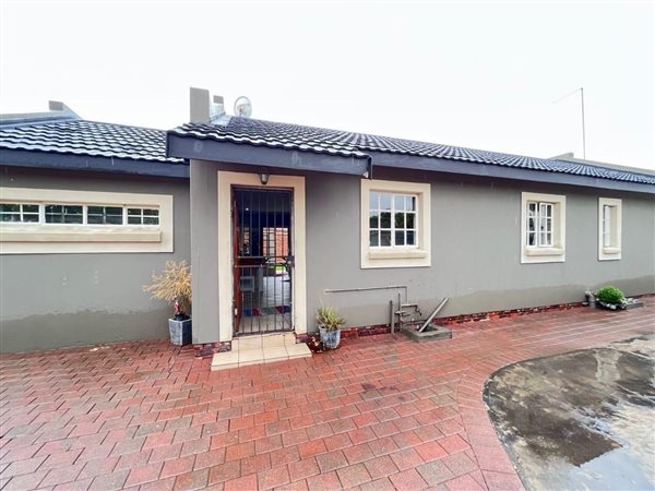4 Bed House in Dalpark