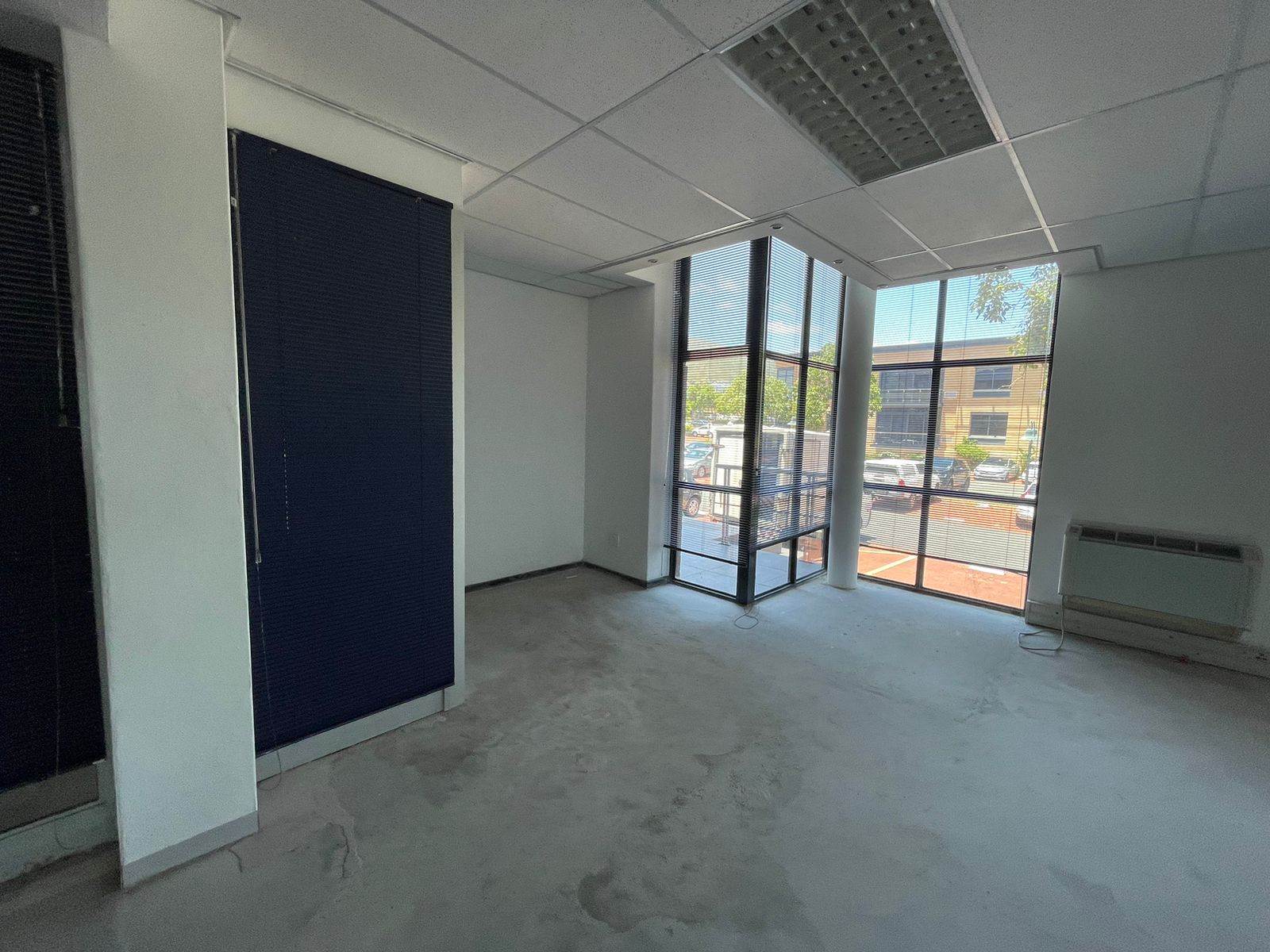 242  m² Commercial space in Plattekloof photo number 4