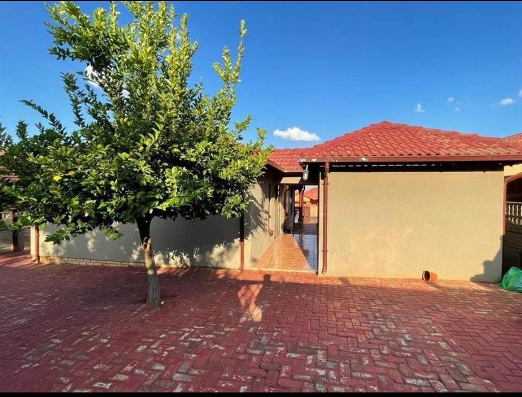 3 Bed House in Tlhabane photo number 28