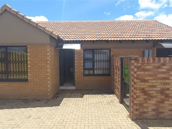 3 Bed Townhouse in Roodewal and surrounds