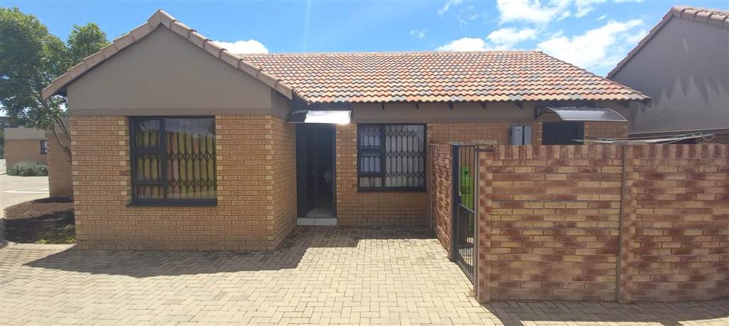 3 Bed Townhouse in Roodewal and surrounds photo number 1