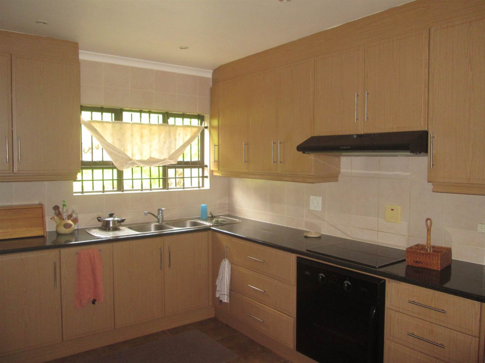3 Bed House in Bazley Beach photo number 4